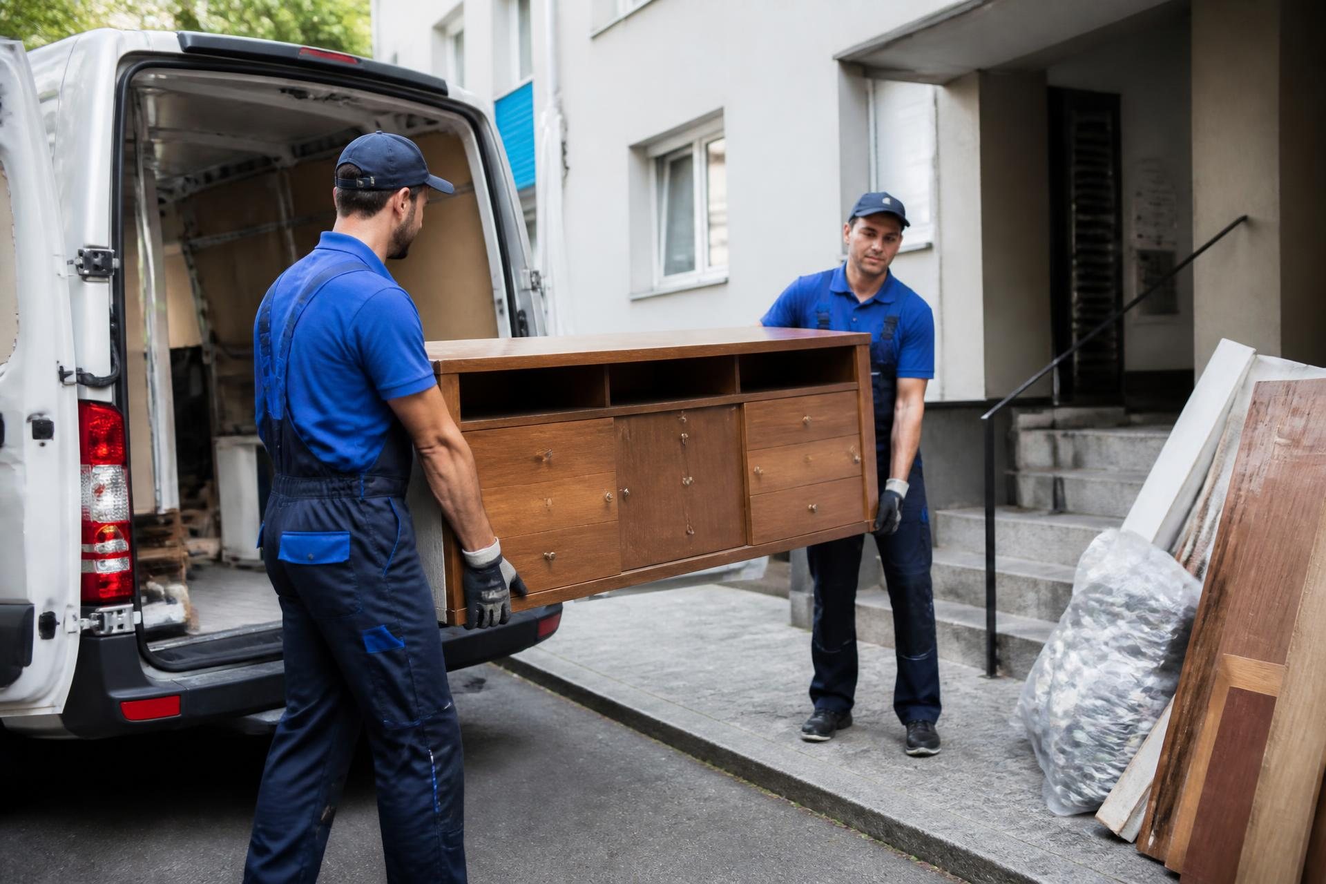 Räumungsteam trägt Möbel aus einer Wohnung